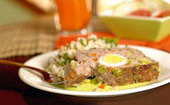 Molde de carne y pasas con arroz de espinaca